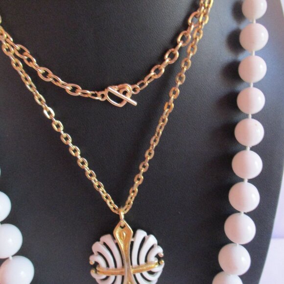 Multi Layered Necklace Lot White Acrylic Beaded Long Gold Tone Jewelry 24 in - Picture 3 of 6